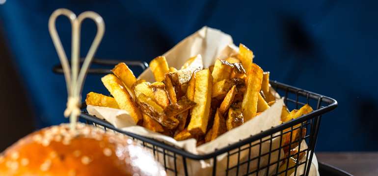 Burger, limonáda a biliard v reštaurácii Lux Flavour