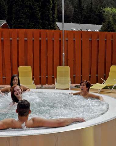 Pre tých, ktorí vyhľadávajú radšej oddych vo vode, je tu nové jacuzzi pod holým nebom