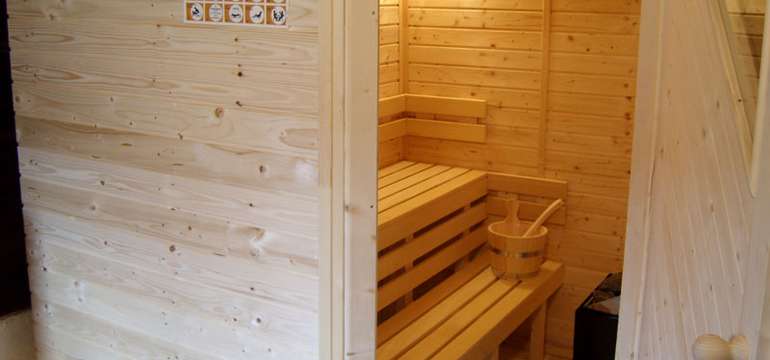 Súčasťou priestoru je aj suchá fínska sauna, ktorá vám úžasne prečistí celé telo