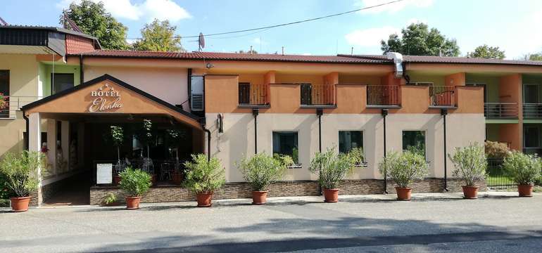 Hotel Elenka*** sa nachádza priamo pri Termálnom kúpalisku na pešej zóne