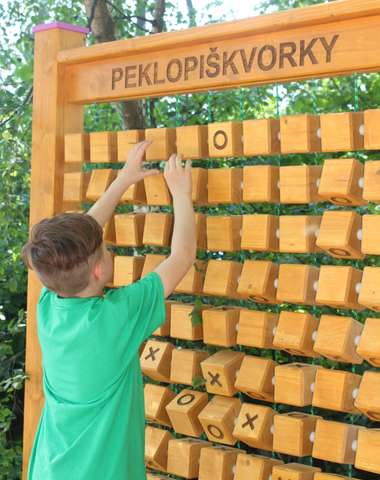 Na náučnom chodníku čaká na deti veľké množstvo herných prvkov.