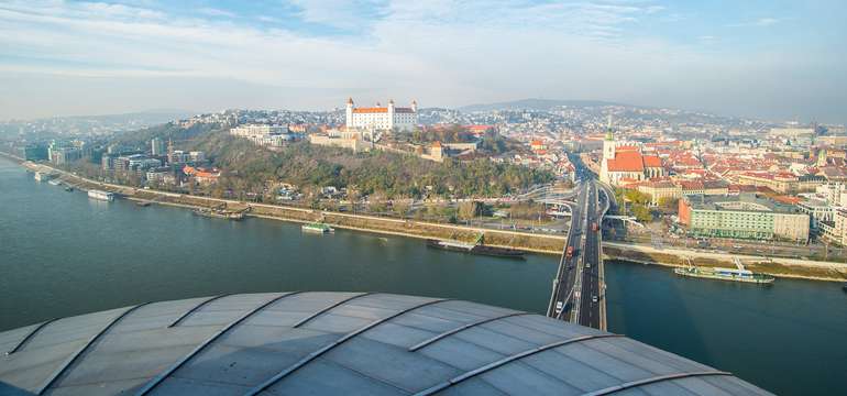 Vstupy na vyhliadkovú vežu UFO so zámkom lásky či miešaným drinkom