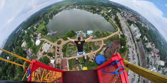 Extrémny bungee jumping z 90 metrovej výšky v poľskom Chorzówe/Polsko - Chorzów
