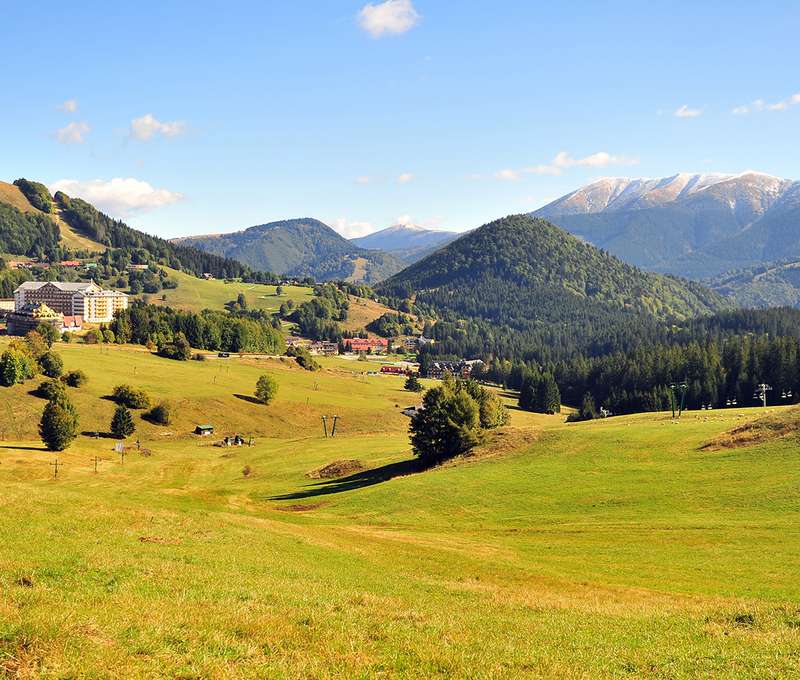 Malebná dedinka leží uprostred hôr v nadmorskej výške 960 m n. m,  - Donovaly