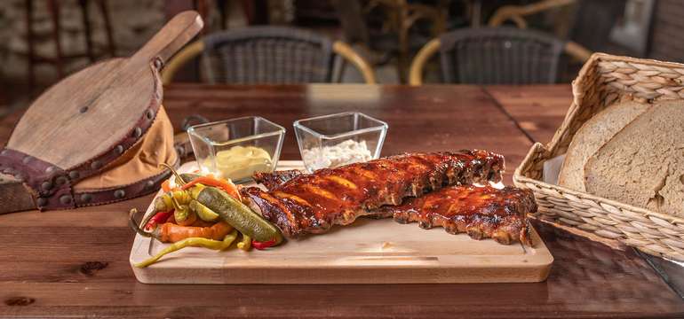 750 g marinované grilované bravčové rebierka