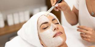 Hĺbkové čistenie pleti luxusnou francúzskou kozmetikou a farbenie obočia