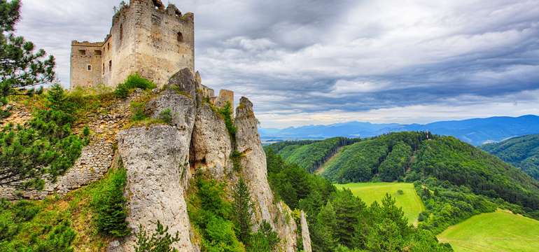 Lietavský hrad je 30 km od prázdninového domčeka Bôrka