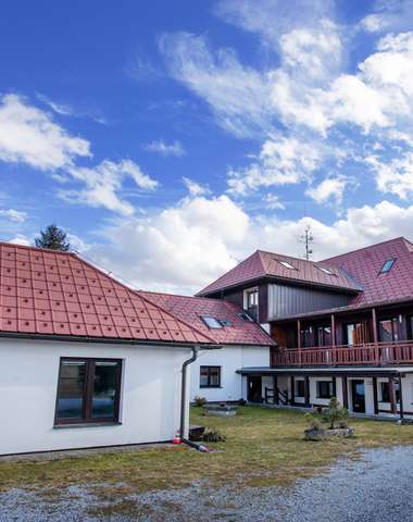 Penzion se nachází přímo u Lipenské přehrady