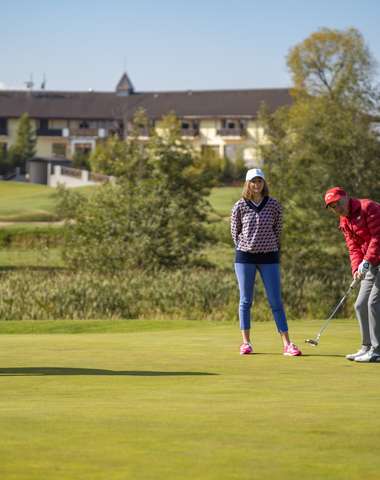 Hotel leží uprostred 27-jamkového golfového ihriska Black Stork
