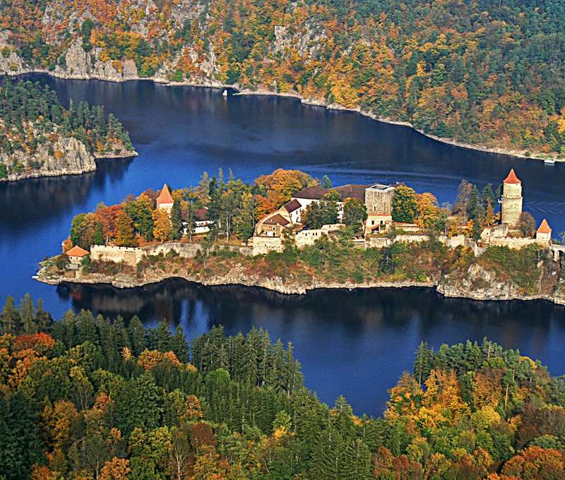 Malebná krajina kolem královského hradu Zvíkov na soutoku Otavy s Vltavou také láká na výlet