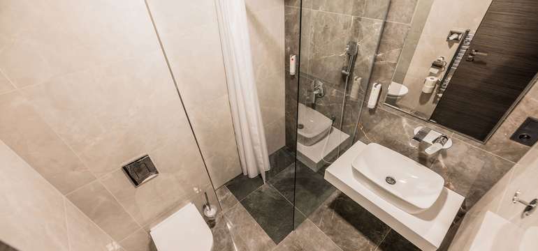 K štandardu všetkých izieb patrí sprchový kút, televízor, trezor, minibar a WiFi