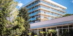 Vila Ana je súčasťou komplexu Imperial Park Hotel, ktorý leží priamo pri pláži