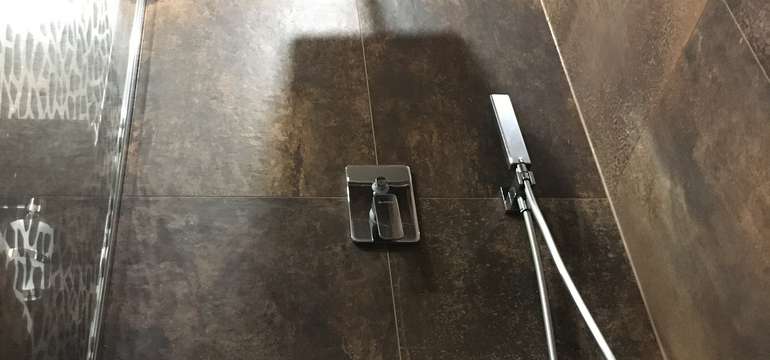 V apartmáne je moderná kúpeľňa so sprchovacím kútom