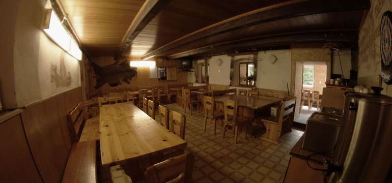 Uvnitř chaty je i společenská místnost a jídelna
