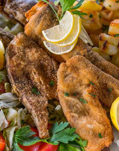 Mix rýb (1 kg) - pstruh, hake, kapor (pečené alebo vyprážané), opekané zemiaky, čerstvá zeleninová p