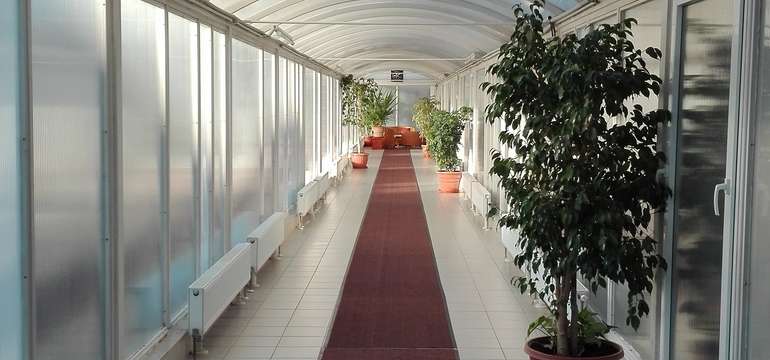 Hotel je priamo prepojený s liečebnými kúpeľmi Bükfürdő krytou chodbou