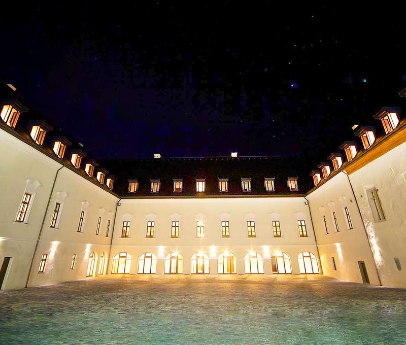 Hotel disponuje 55 izbami v ôsmich kategóriách
