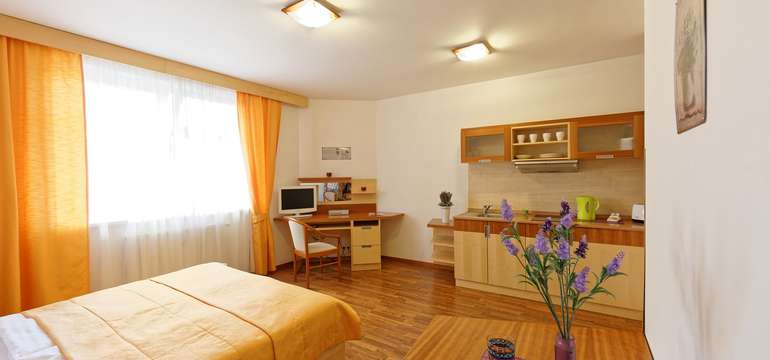 Priestranný apartmán v hoteli Lavanda*** v Prahe