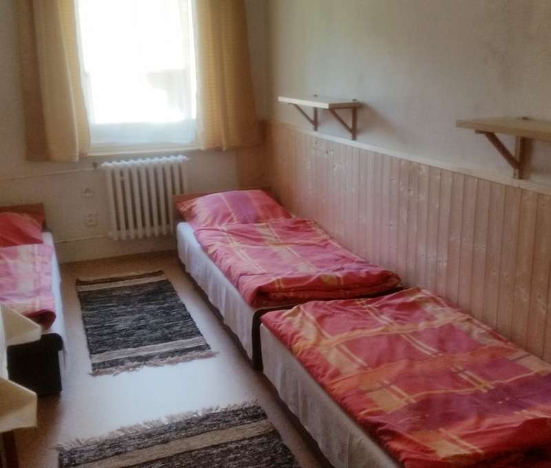 Ubytování je zajištěno v chatách v prostorných pokojích 20 m od Hotelu Bauer