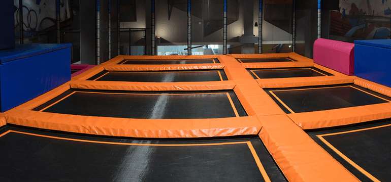 18 pospájaných trampolín