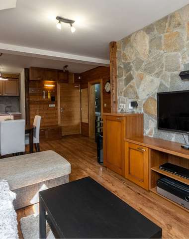 Obývacia izba apartmánu s balkónom