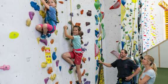Lezecký zážitok s komplet výstrojom a inštruktorom na Lezeckej stene K2-Bratislava pre dvoch či celú rodinu/Bratislava – Ružinov