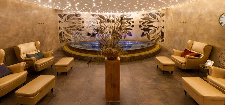 Oriental Luxury Spa (suchá, bylinková a parná sauna, vírivka)