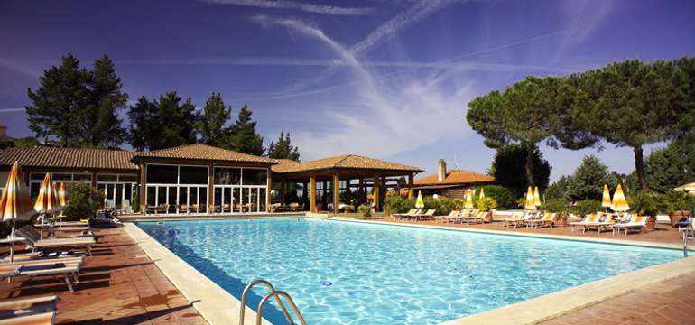 Bazén v Il Pelagone Hotel & Golf Resort vás počas horúcich dní príjemne osvieži