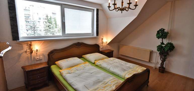 Ubytovanie vo veľkom hornom apartmáne s 3 spálňami (6+1)
