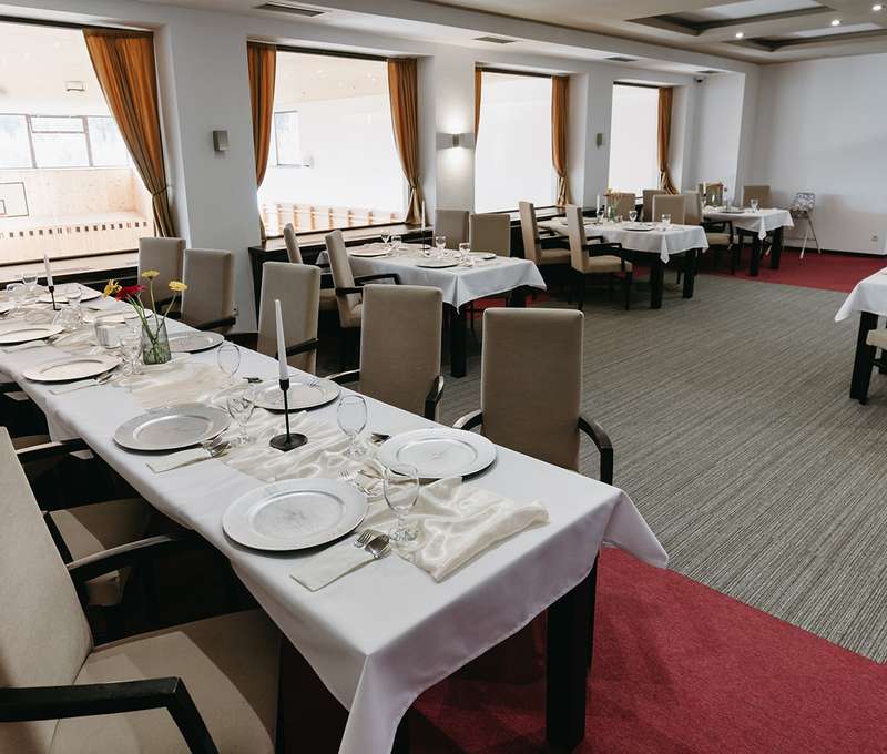 V areálu vás rádi pohostí na čtyřech místech: v restauraci, kavárně, sportovním pubu a horské chatě