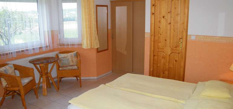 Komfortne a útulne zariadené izby wellness penziónu Andrea*** s balkónom a minibarom