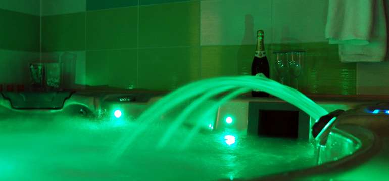 Wellness centrum s bazénom, vírivkou a saunou