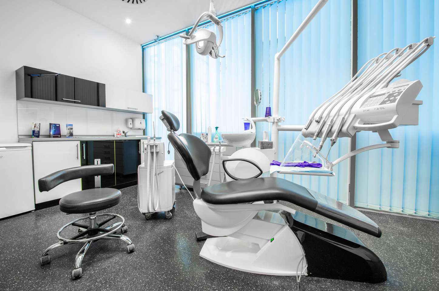 Vstupná zubná prehliadka alebo bielenie zubov + 15% zľava na ďalšie úkony v Black & Gold Dental Clinic