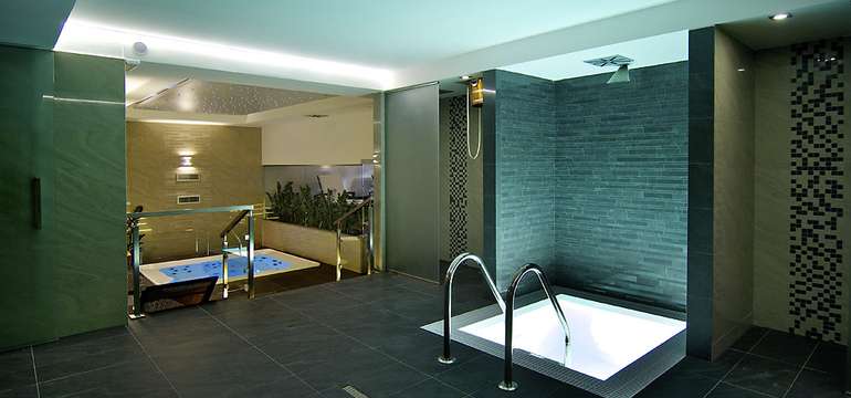 Jacuzzi, fínska, parná, infra sauna, ochladzovací bazén, masážna sprcha, relaxačná zóna