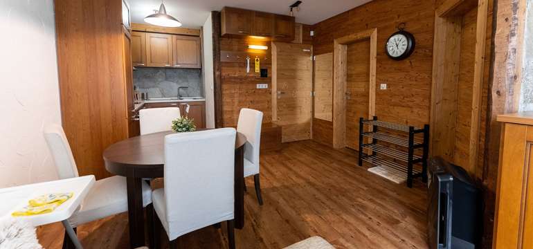 Obývacia izba apartmánu s balkónom