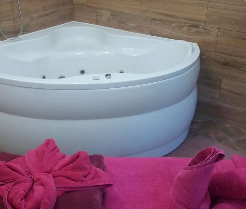 Ve wellness zóně je vana s hydromasážními tryskami