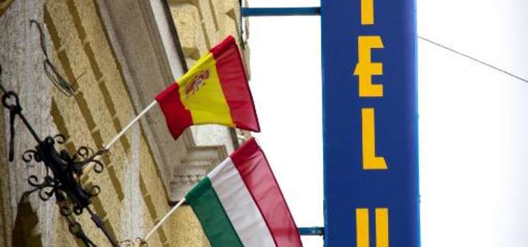 Električková zastávka Király utca je od City Hotela Unio*** len minútku chôdze