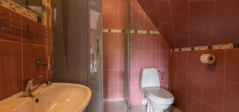Trojlôžková izba: 1x manželská posteľ, 1x pevné lôžko, TV, WC + sprcha, rýchlovarná kanvica