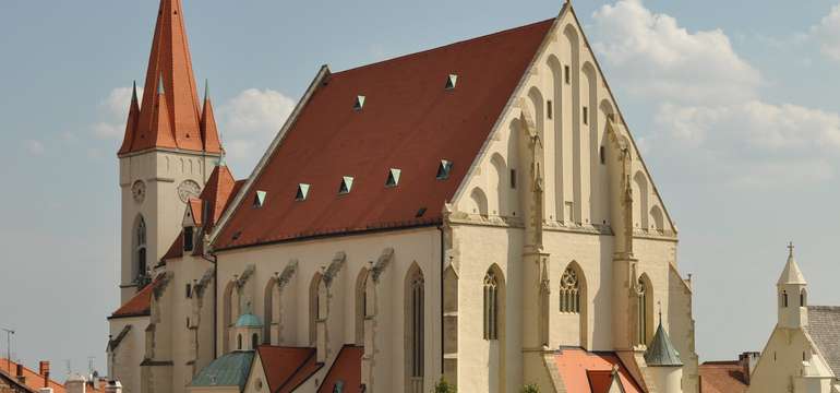 Znojmo je mesto na juhu Moravy s pôsobivým historickým centrom