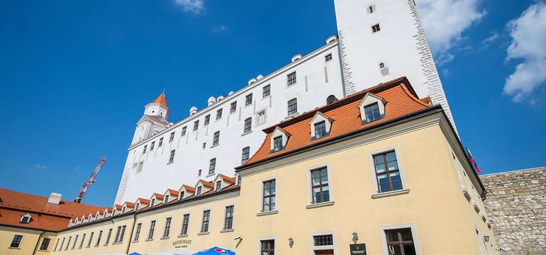 Reštaurácie Hradná Hviezda na západnej terase Bratislavského hradu