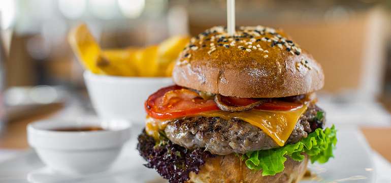 Hovädzí burger BistrOne v domácej žemli