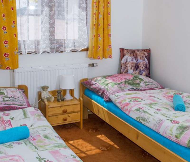 Ubytovaní budete v komfortních apartmánech s krbem, kuchyňkou a sociálním zařízením