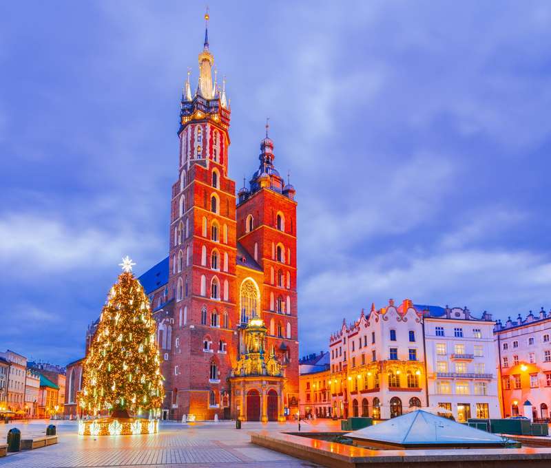 Vianočný strom a Mariánsky kostol na námestí Rynek Główny, Krakov