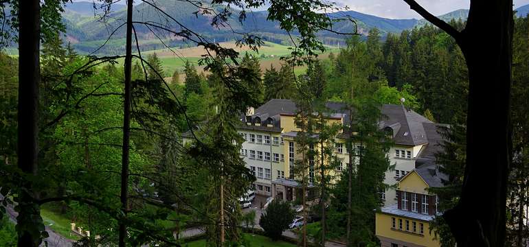 Hotel Skalka*** sa nachádza cca 10 minút chôdze od centra Rajeckých Teplíc