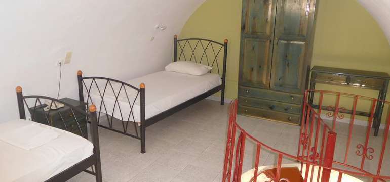 Každé štúdio má balkón, sociálne zariadenie so sprchou a kuchynský kút