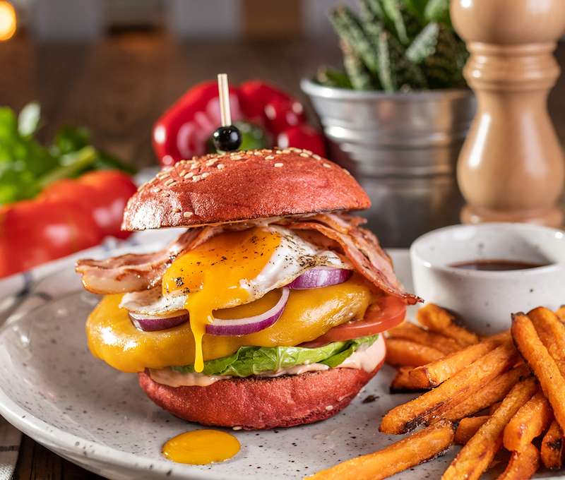 Red burger s batatovými hranolkami a nápojom