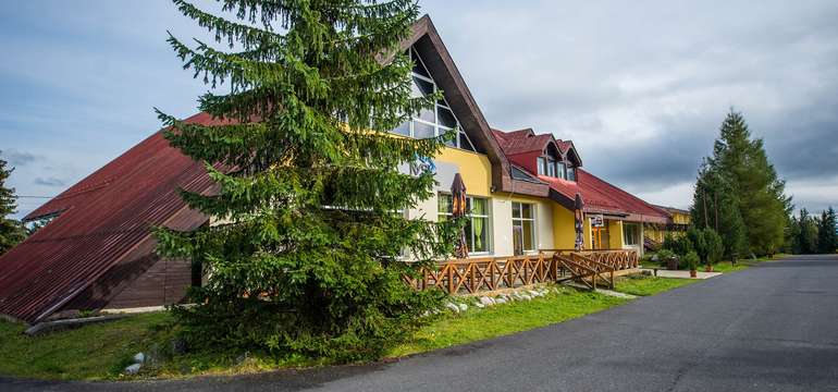 Hotel Rysy*** sa nachádza v malebnom prostredí Vysokých Tatier