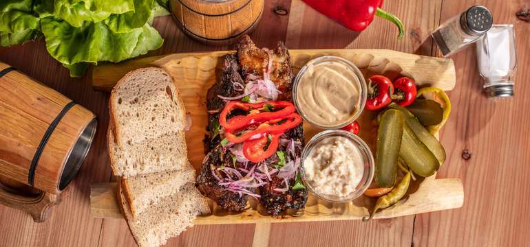 Pečené bravčové rebrá na mede marinované v čiernom pive (500 g)
