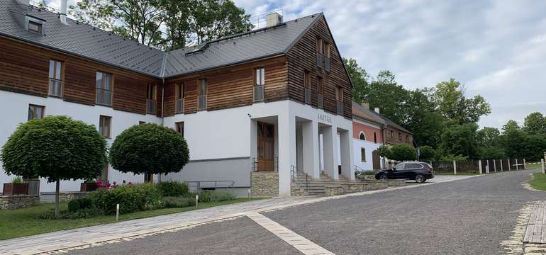 Parkovisko je umiestnené po ľavej strane príjazdovej komunikácie v areáli