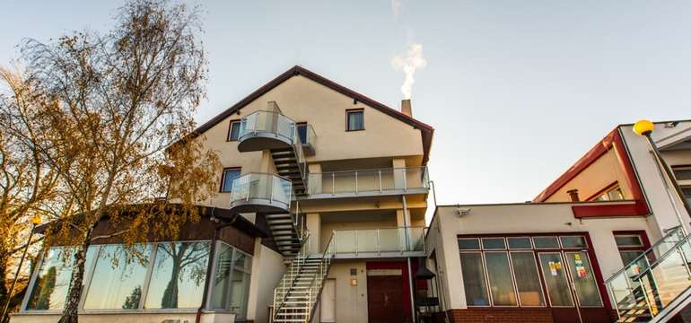 TP HOTEL DRUŽBA*** má vynikajúcu polohu hneď pri Slnečných jazerách